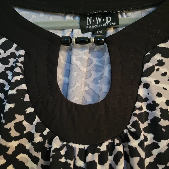 Black and White Geometric Pattern Sweater - Picture 2 of 9